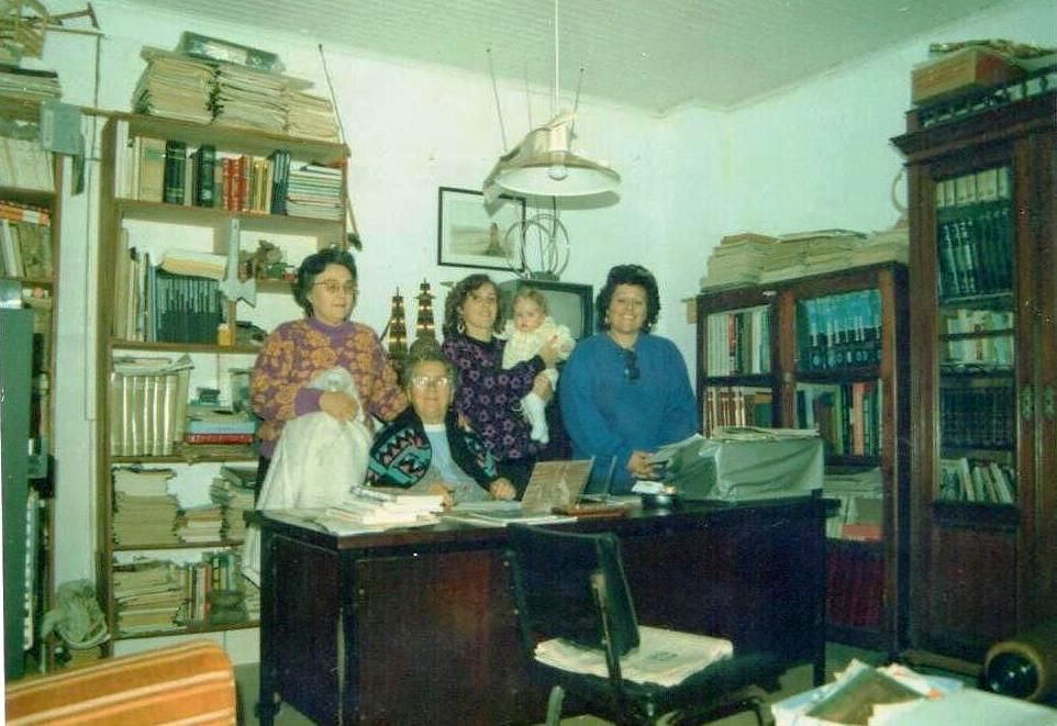 Biblioteka W. Breowicza gromadzona od 1933 r. w Brazylii na zdjęciu żona i córki poety