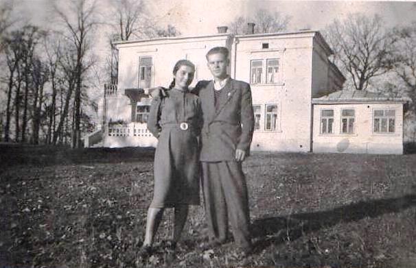 Helena Gorayska i Stanisław Dubiel na tle dworku w Szebniach - 1938r.