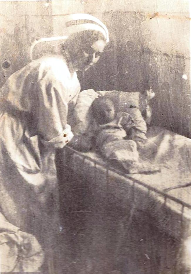 1956 - Danuta Furmanek, mama Michaliny Barzyk z pielęgniarką