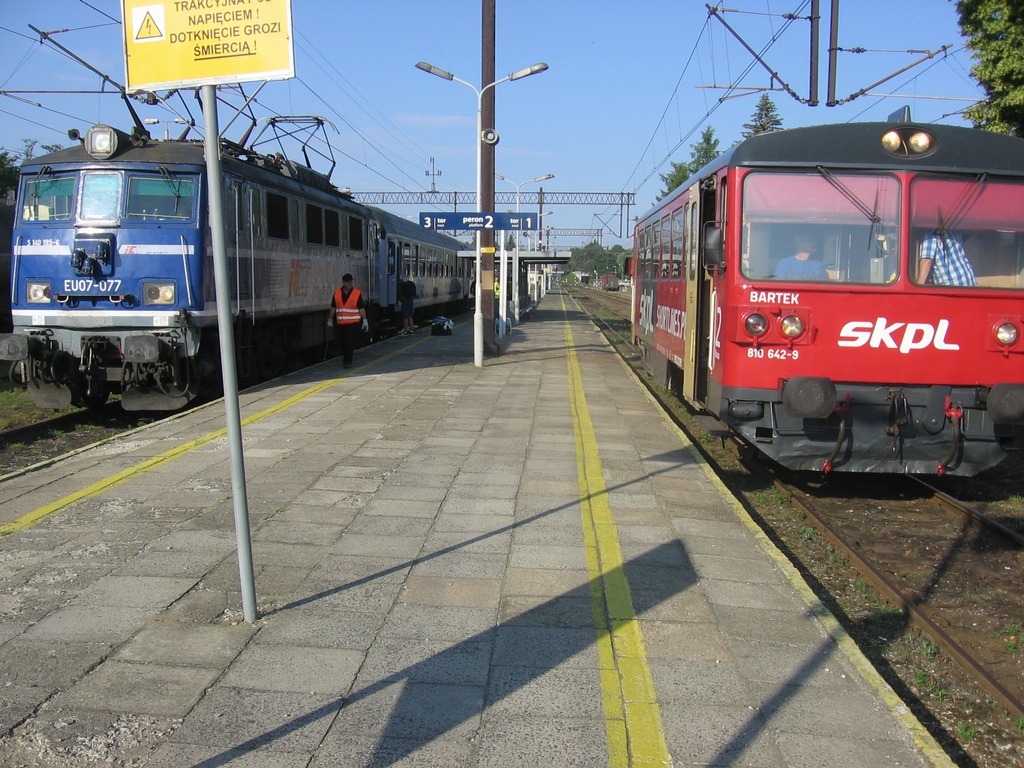 Skład wagonowy PKP Intercity i motorak SKPL na stacji Jasło