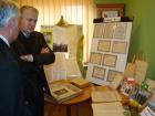 miniatura Wojciech Piękoś - radny gminy Jasło podczas zwiedzania wystawy