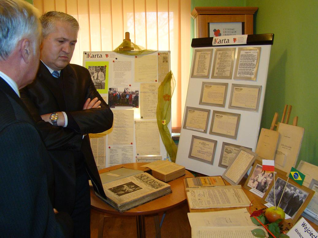 Wojciech Piękoś - radny gminy Jasło podczas zwiedzania wystawy