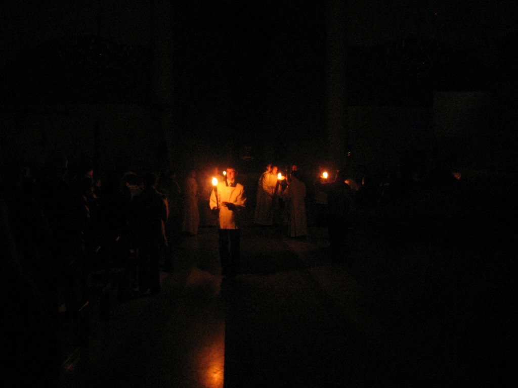 Wigilia Paschalna - Liturgia Światła - zapalanie świec