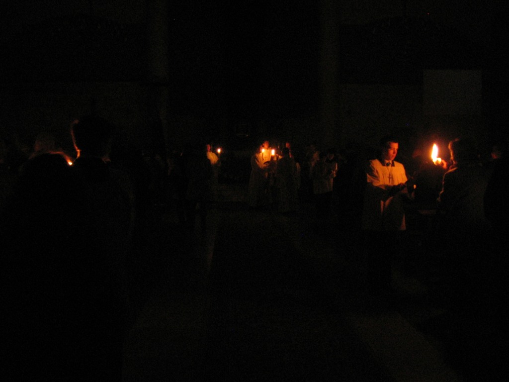 Wigilia Paschalna - Liturgia Światła - zapalanie świec