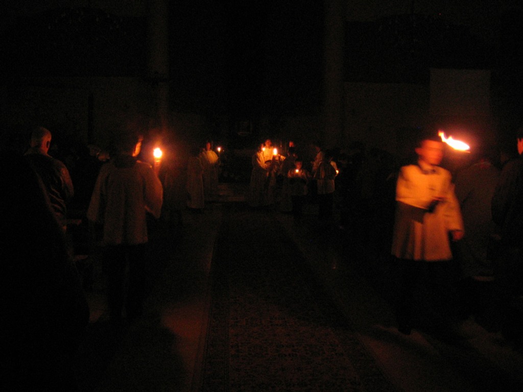 Wigilia Paschalna - Liturgia Światła - zapalanie świec