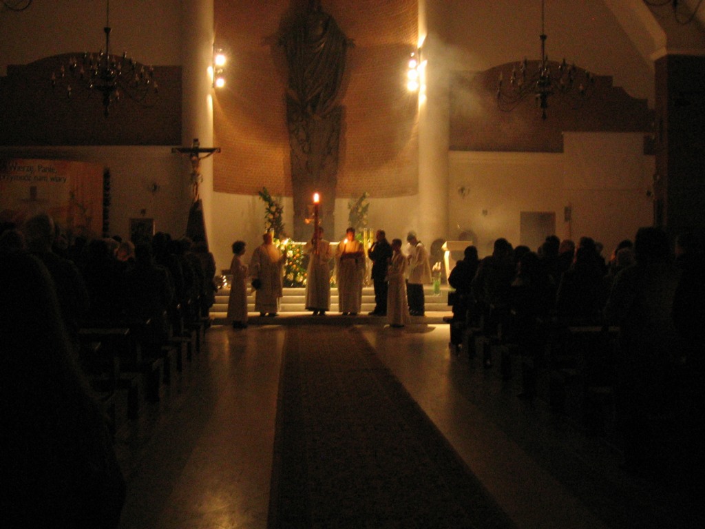Wigilia Paschalna - Liturgia Światła - zapalanie światła w kościele