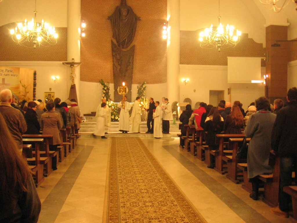 Wigilia Paschalna - Liturgia Światła - zapalanie światła w kościele