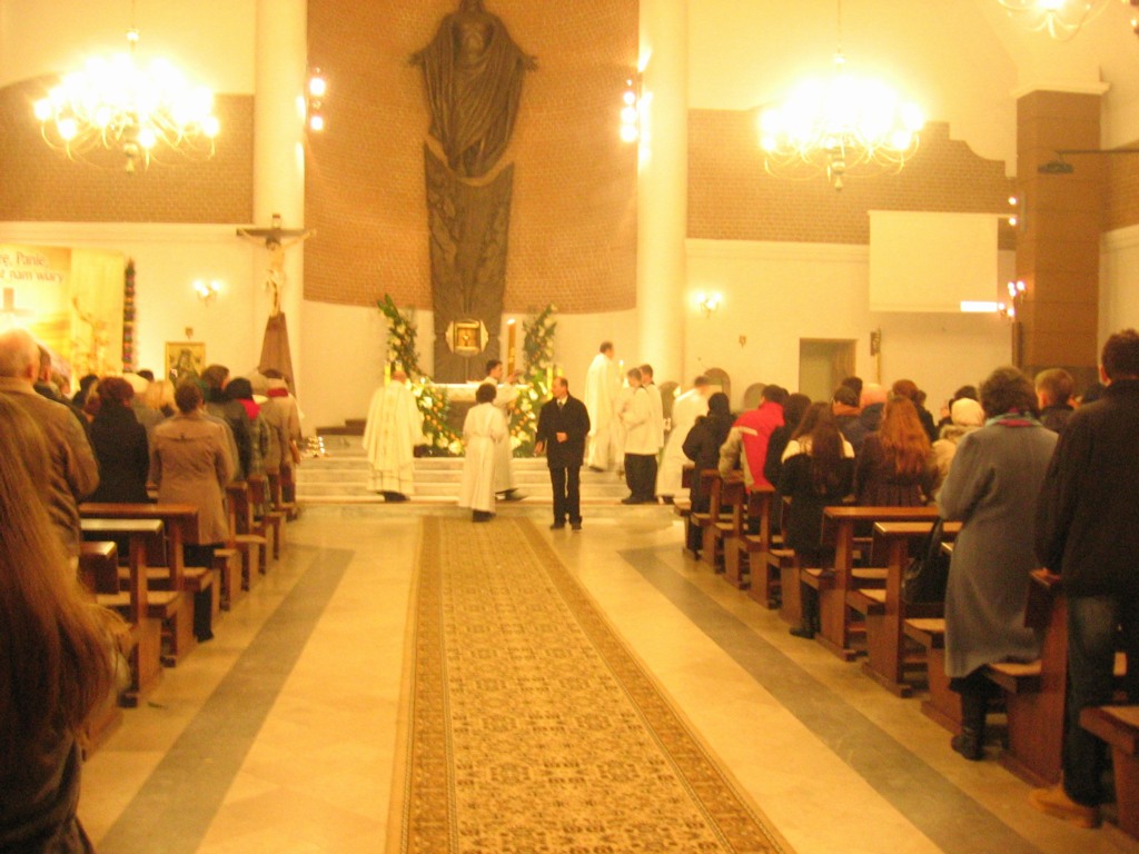 Wigilia Paschalna - Liturgia Światła - zapalanie światła w kościele