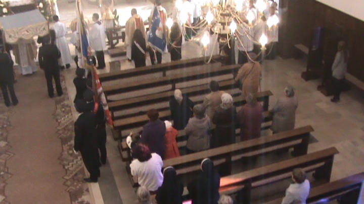 Pustki w kościele po procesji