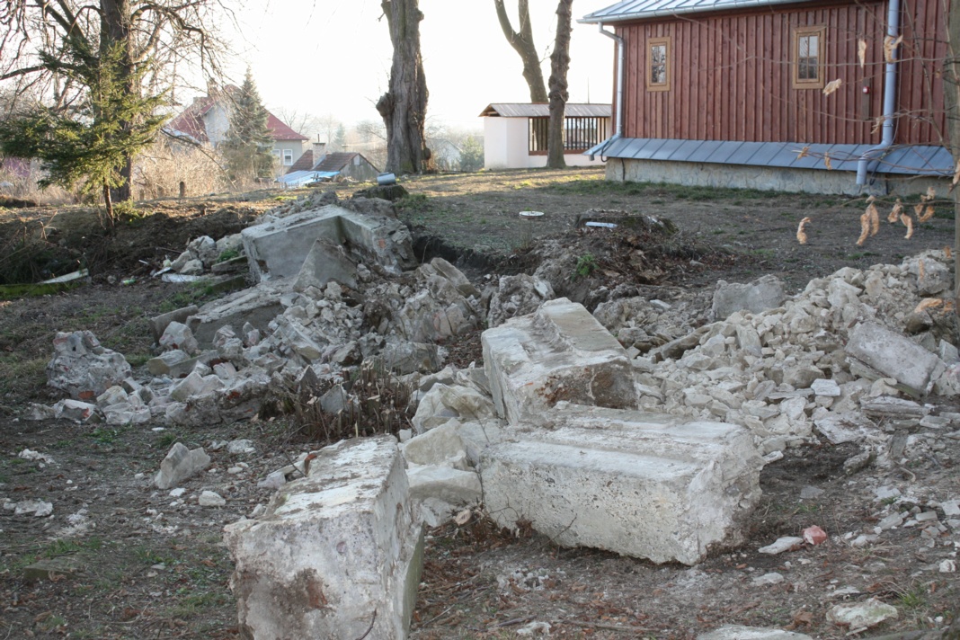 Remont starego kościoła - prace porządkowe 8.03.2014