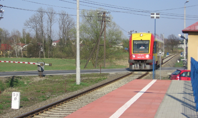 szynobus wjeżdża na przystanek Szebnie