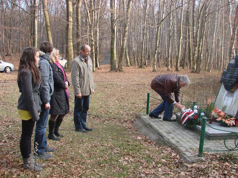 delegacja przy pomniku w lesie w Dobrucowej